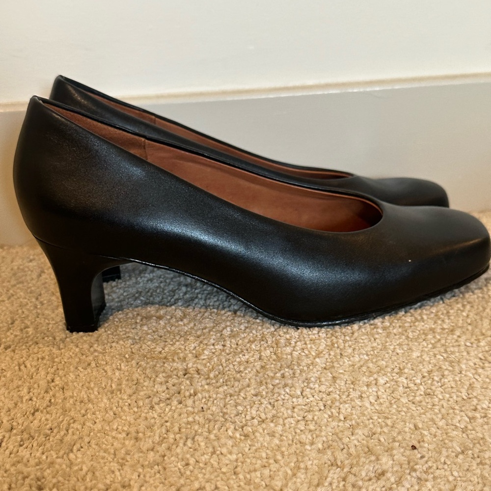 Kumfs Womens Black Leather Heels Size 9